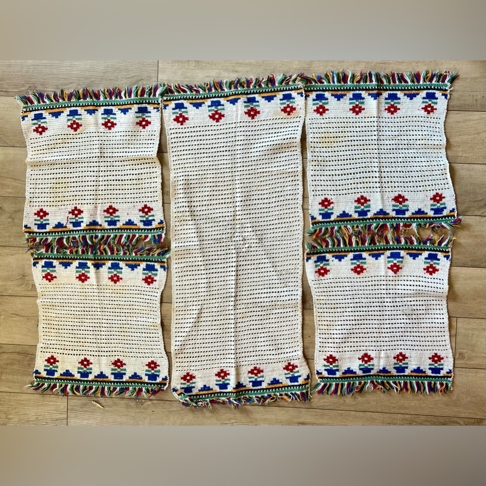 Vintage Crochet Set of 4 Placemats and Table Runner with Fringe and Flower Motif